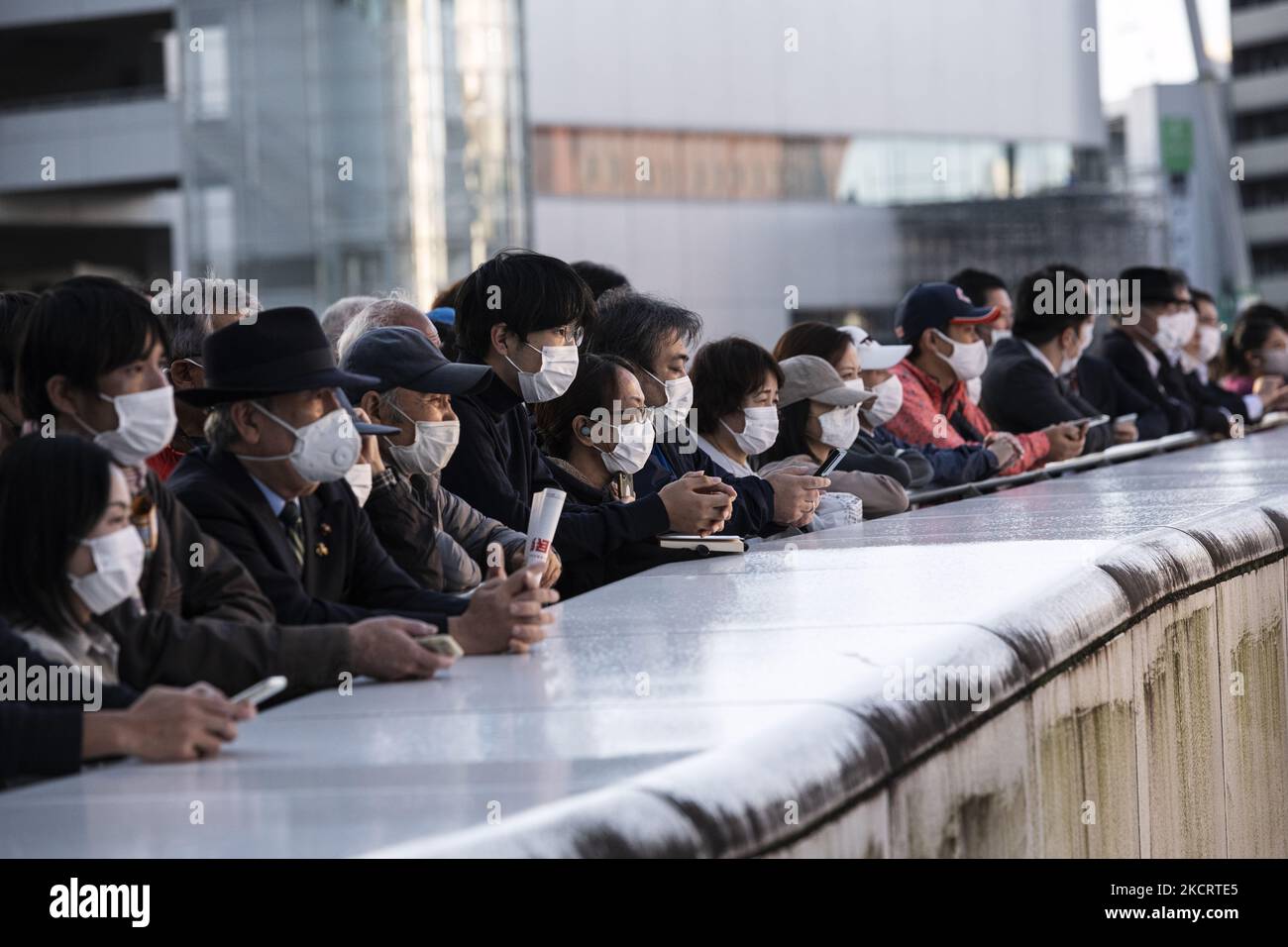 Les gens qui portent un masque écoutent un homme politique qui donne un discours étrieux à Saitama, le 29 octobre (photo de Yusuke Harada/NurPhoto) Banque D'Images