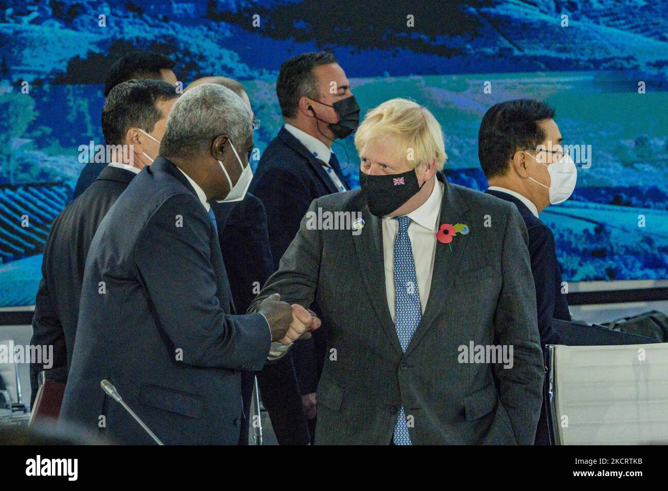 Boris Johnson, à droite, Premier ministre du Royaume-Uni, salue Moussa Faki, Président de la Commission de l'Union africaine, à gauche, à la table du Sommet des chefs d'État et de gouvernement de G20 à Rome, en Italie. (Photo de Celestino Arce/NurPhoto) Banque D'Images