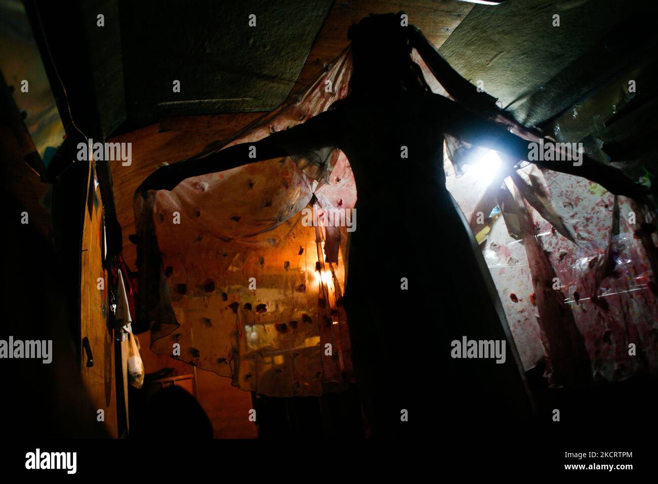 Une femme se produit lors d'un spectacle d'horreur au milieu de la pandémie du coronavirus à Caracas, au Venezuela, sur 29 octobre 2021. (Photo par Javier Campos/NurPhoto) Banque D'Images