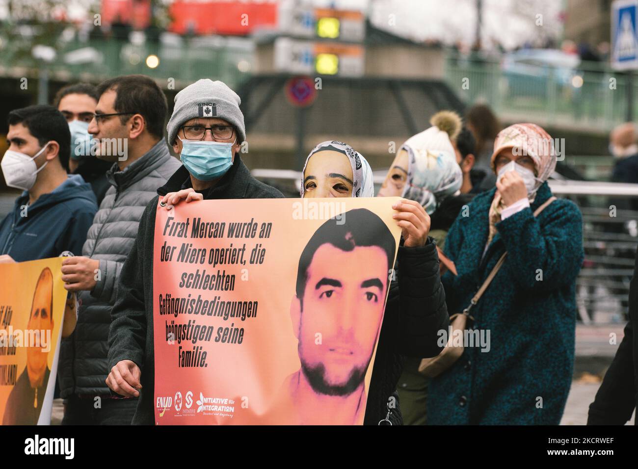 Les manifestants tiennent le signe d'un Firat Mercan, un prisonnier politique en Turquie lors de la manifestation contre l'emprisonnement politique à Turky à Cologne, en Allemagne, le 30 octobre (photo de Ying Tang/NurPhoto) Banque D'Images