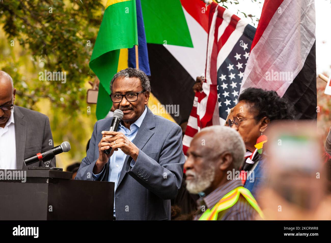 L'Ambassadeur du Soudan, Noureddine Sati, prononce une protestation contre le coup d'État militaire au Soudan. En tant que représentant du gouvernement civil du Soudan, il est invité d'honneur à la manifestation. Des milliers de personnes de toute la côte est des États-Unis sont venues à Washington pour participer à la manifestation en solidarité avec des dizaines de milliers de manifestants au Soudan. (Photo d'Allison Bailey/NurPhoto) Banque D'Images