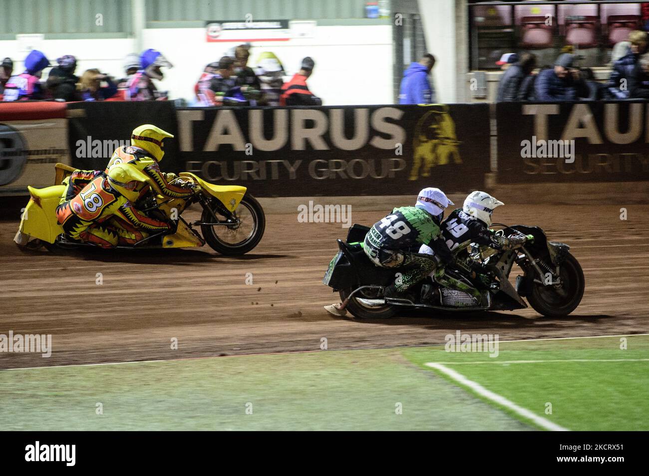 Mick Stace & Ryan Knowles (jaune) essayez de passer Gareth Winterburn & Bradley Atkinson (blanc) pendant le circuit Manchester Masters Sidecar Speedway et le circuit Flat Track Racing au National Speedway Stadium, Manchester, le samedi 30th octobre 2021. (Phobo par Ian Charles/MI News/NurPhoto) Banque D'Images