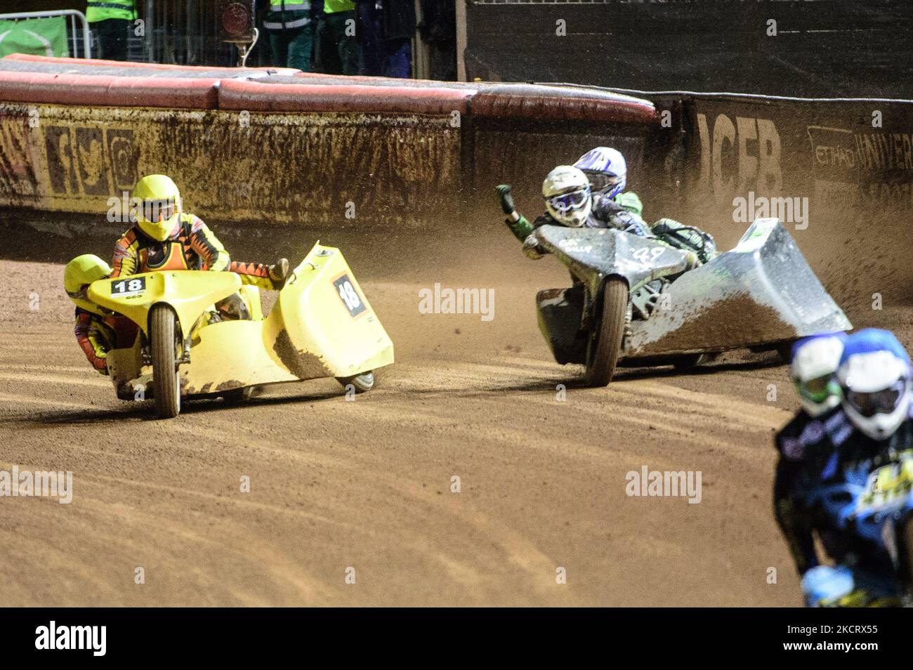 Gareth Winterburn et Bradley Atkinson (blanc) indiquent leur frustration à Mick Stace et Ryan Knowles (jaune) après leur tactique consistant à bousculer l'autre side-car lors du circuit de course Manchester Masters Sidesar et de la course Flat Track au National Speedway Stadium, à Manchester, le samedi 30th octobre 2021. (Phobo par Ian Charles/MI News/NurPhoto) Banque D'Images