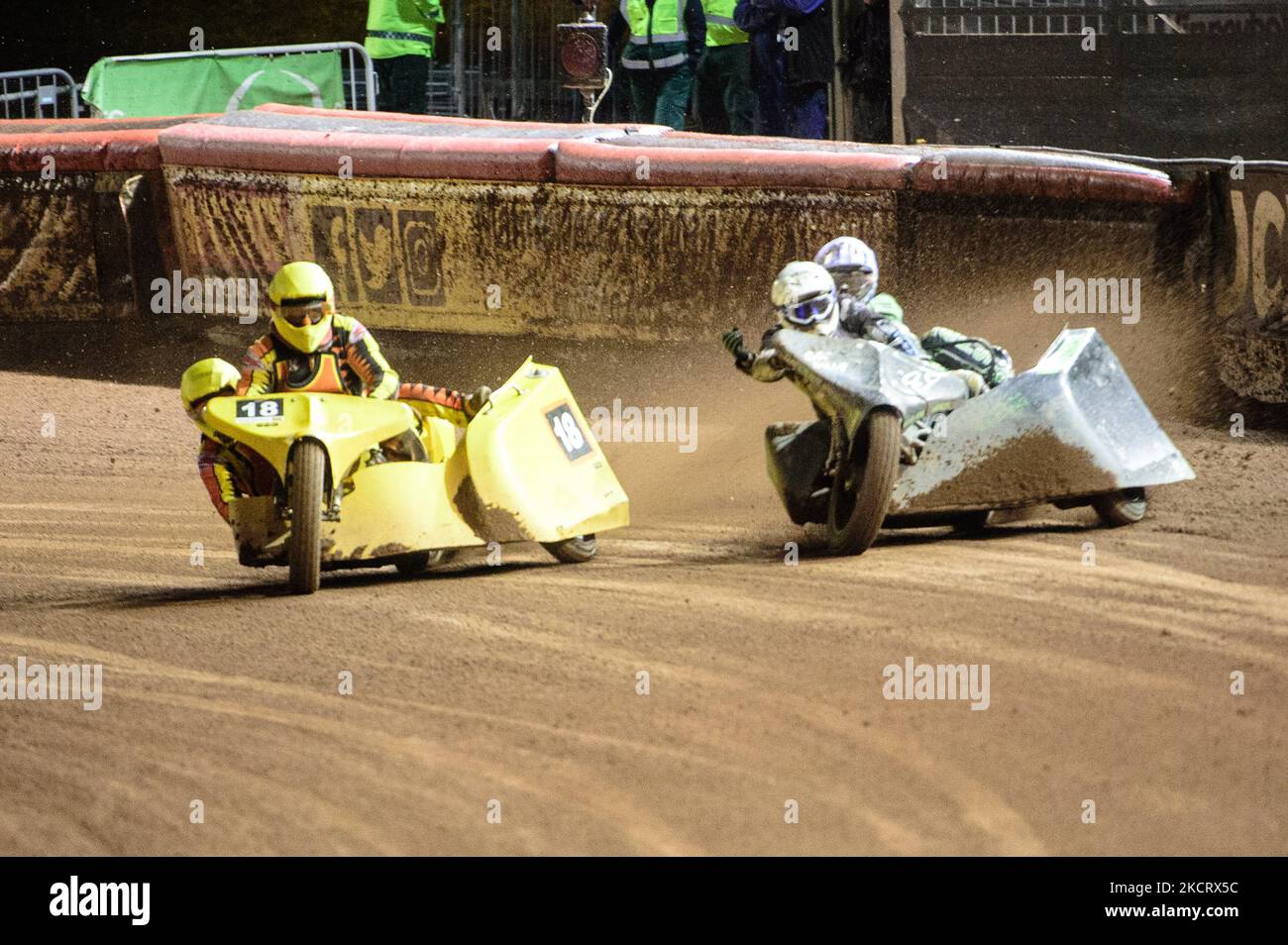 Gareth Winterburn et Bradley Atkinson (blanc) indiquent leur frustration à Mick Stace et Ryan Knowles (jaune) après leur tactique consistant à bousculer l'autre side-car lors du circuit de course Manchester Masters Sidesar et de la course Flat Track au National Speedway Stadium, à Manchester, le samedi 30th octobre 2021. (Phobo par Ian Charles/MI News/NurPhoto) Banque D'Images