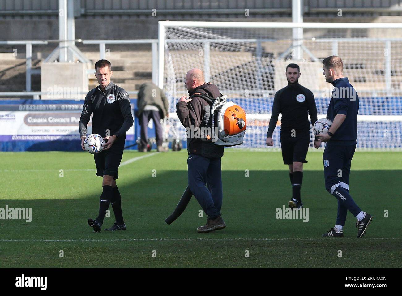 L'arbitre Declan Bourne effectue une inspection du terrain lors du match Sky Bet League 2 entre Barrow et Rochdale à la rue Holker, Barrow-in-Furness, le samedi 30th octobre 2021. (Photo de Mark Fletcher/MI News/NurPhoto) Banque D'Images