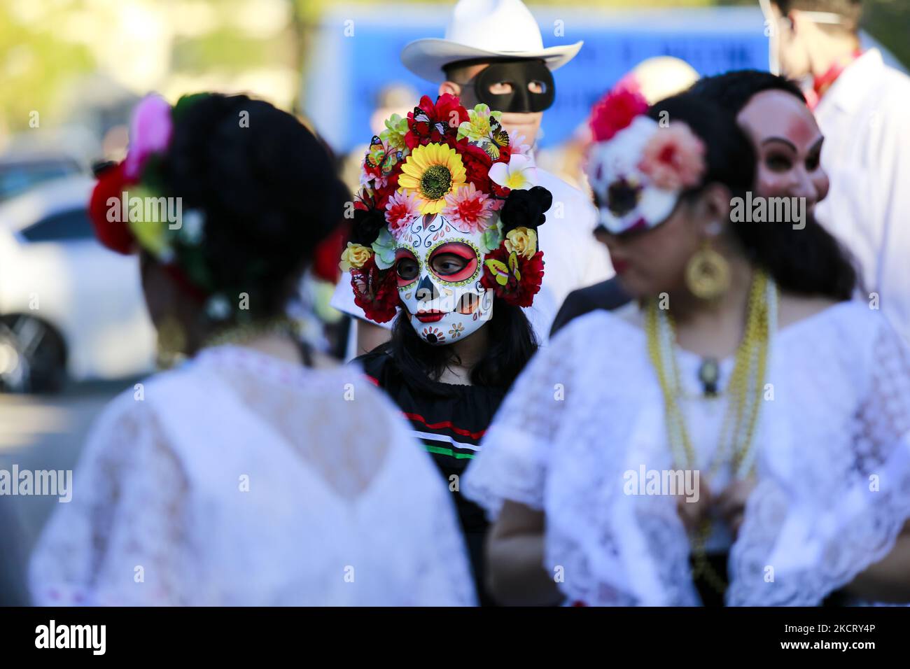 Sur 30 octobre 2021, les participants au festival Dia de Los Muertos à Houston, Texas, ont terminé la journée par une danse traditionnelle dans les rues au coucher du soleil. (Photo de Reginald Mathalone/NurPhoto) Banque D'Images