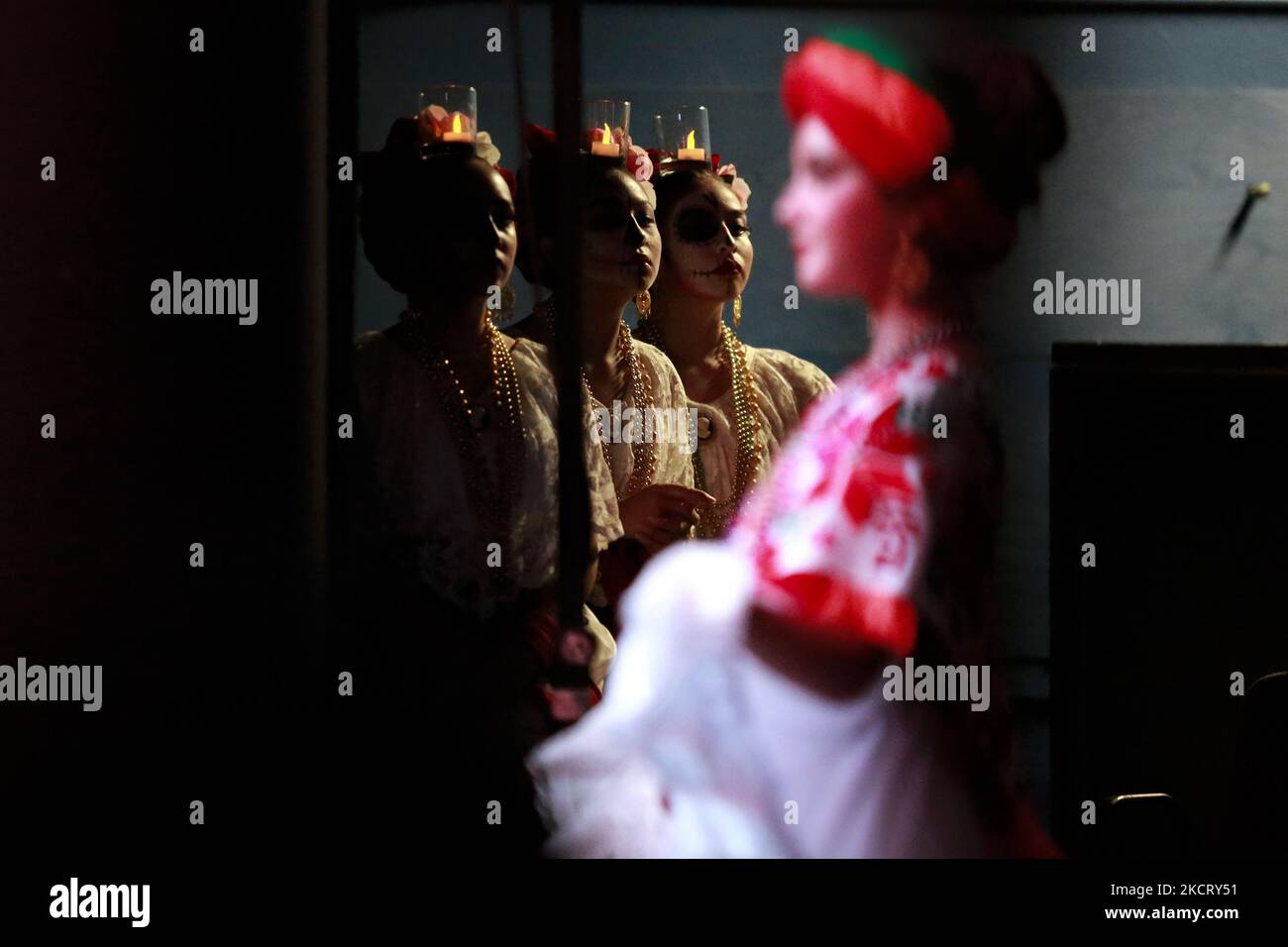 De jeunes danseurs attendent leur tournant au festival Dia de Los Muertos à Houston, Texas sur 30 octobre 2021. (Photo de Reginald Mathalone/NurPhoto) Banque D'Images