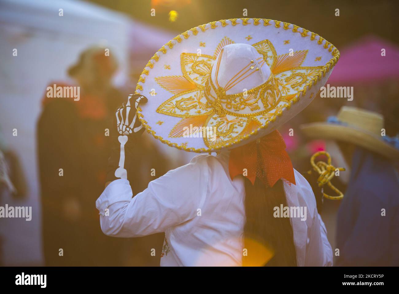 Sur 30 octobre 2021, les participants au festival Dia de Los Muertos à Houston, Texas, ont terminé la journée par une danse traditionnelle dans les rues au coucher du soleil. (Photo de Reginald Mathalone/NurPhoto) Banque D'Images