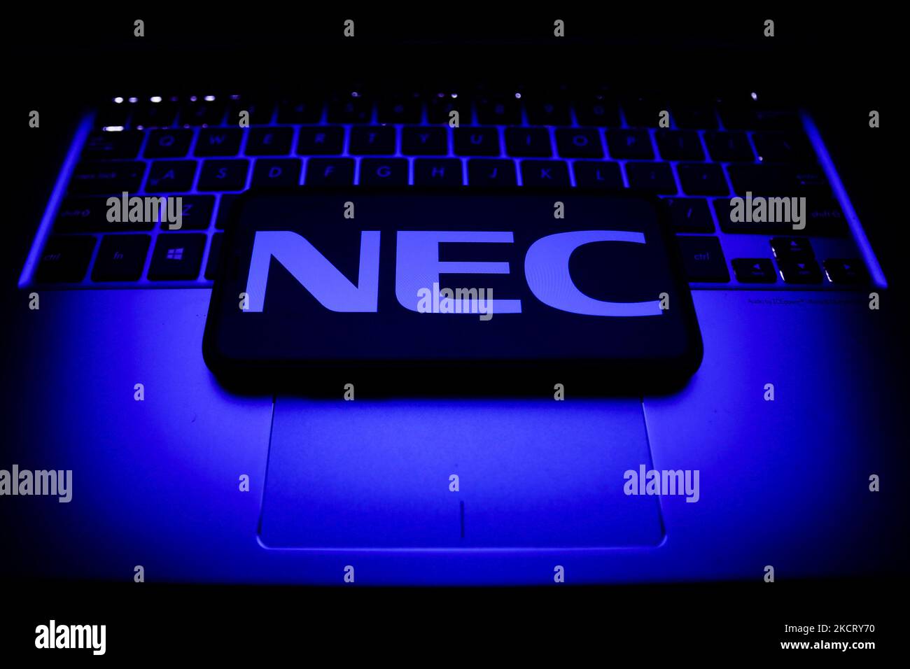 Le logo NEC est affiché sur l'écran du téléphone et sur le clavier d'un ordinateur portable sur cette photo prise à Cracovie, en Pologne, sur 30 octobre 2021. (Photo de Jakub Porzycki/NurPhoto) Banque D'Images
