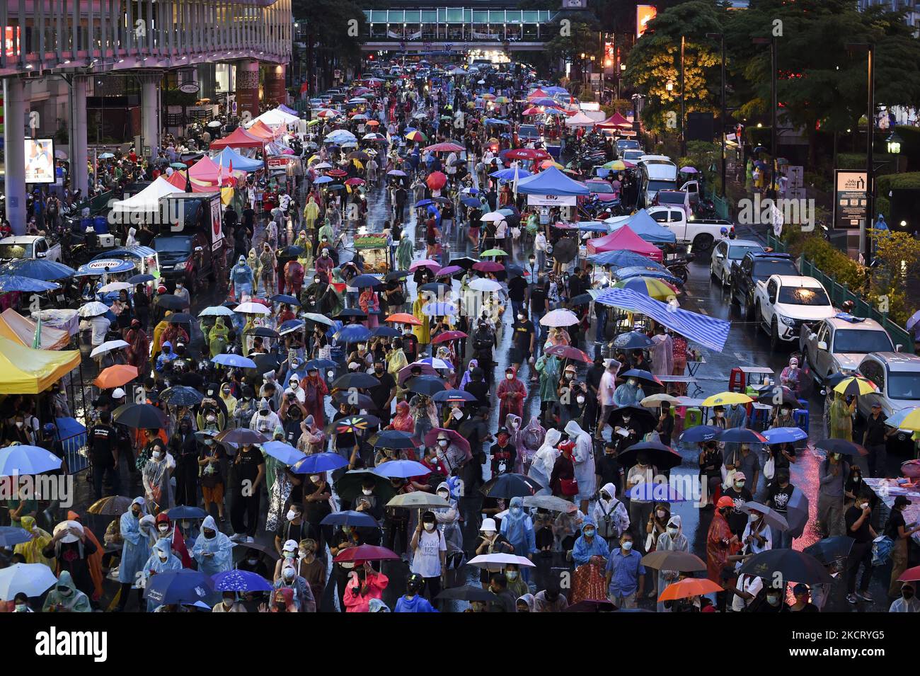 Les manifestants thaïlandais anti-gouvernement se réunissent pour protester contre la loi de la lèse à Bangkok, Thaïlande, 31 octobre 2021. (Photo par Anusak Laowilas/NurPhoto) Banque D'Images