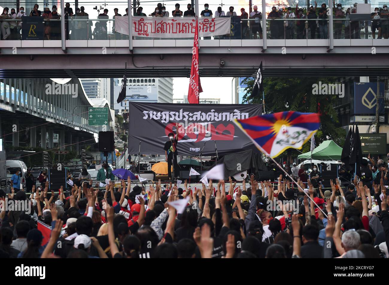 Les manifestants anti-gouvernement saluent avec trois doigts lorsqu'ils se réunissent pour protester contre la loi de la majorité lese à Bangkok, Thaïlande, le 31 octobre 2021. (Photo par Anusak Laowilas/NurPhoto) Banque D'Images