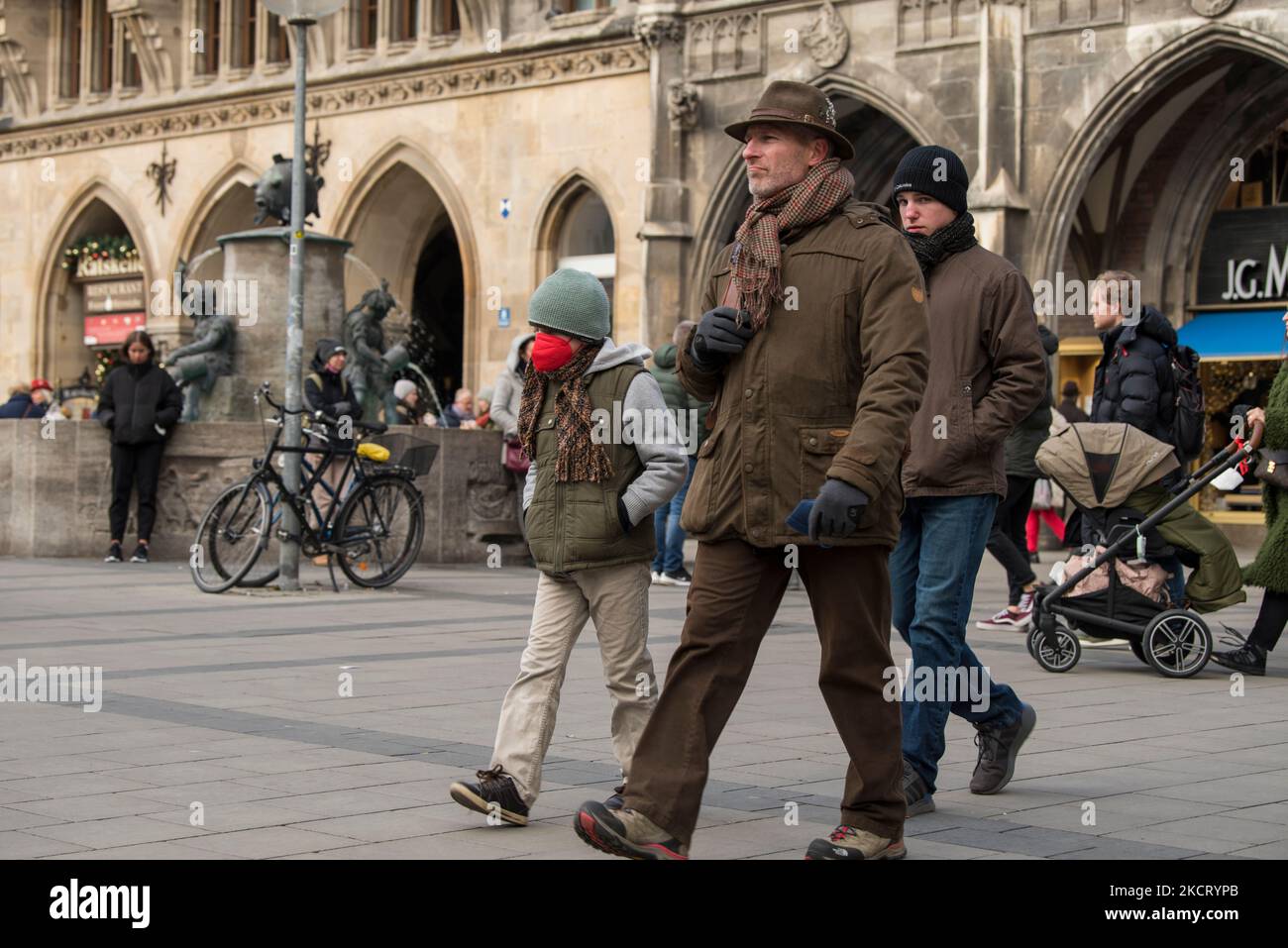 Munich, Allemagne - 20 décembre,2021: Foule de gens sur Marienplatz à Munich. La Marienplatz de Munich est la place la plus célèbre de la ville. Banque D'Images Munich, Allemagne - 20 décembre,2021: Foule de gens sur Marienplatz à Munich. La Marienplatz de Munich est la place la plus célèbre de la ville. Banque D'Images