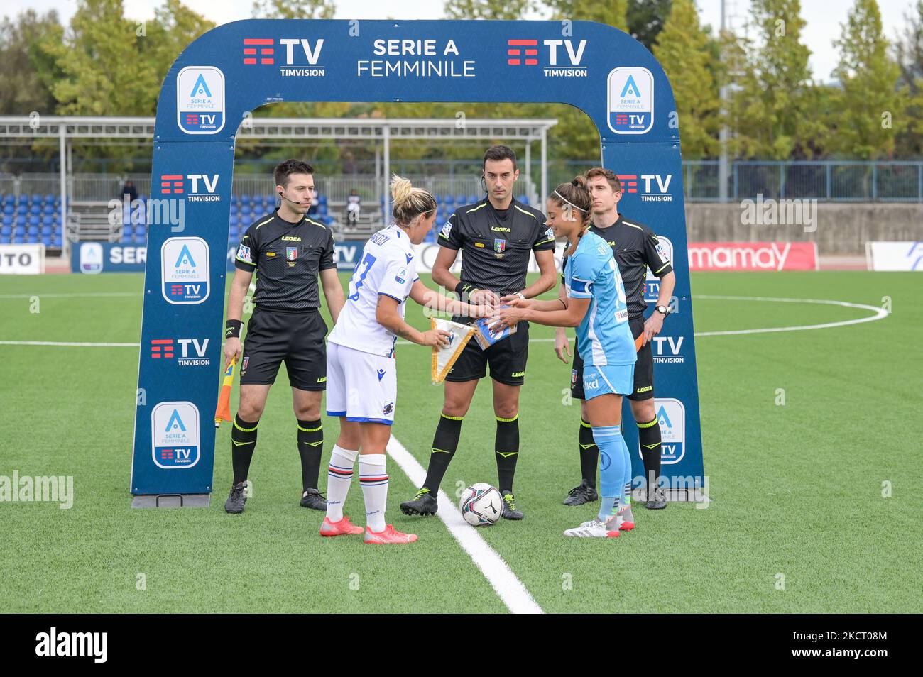 Les deux capitaines avant le coup d'envoi pendant le match de football italien Serie A Women Napoli Femminile vs UC Sampdoria sur 31 octobre 2021 au stade Barra-Napoli Caduti di Brema à Naples, Italie (photo par Salvatore Varo/LiveMedia/NurPhoto) Banque D'Images