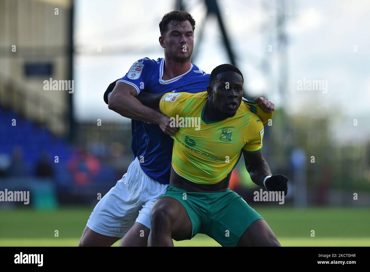 Harrison McGahey, d'Oldham Athletic, se déchire avec Tireece Simpson, de Swindon Town, lors du match de Sky Bet League 2 entre Oldham Athletic et Swindon Town à Boundary Park, Oldham, le samedi 30th octobre 2021. (Photo d'Eddie Garvey/MI News/NurPhoto) Banque D'Images