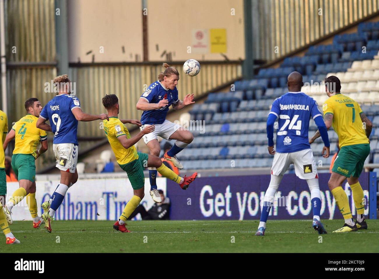 Carl Piergianni d'Oldham Athletic marque le premier but du match de sa partie lors du match de la Sky Bet League 2 entre Oldham Athletic et Swindon Town à Boundary Park, Oldham, le samedi 30th octobre 2021. (Photo d'Eddie Garvey/MI News/NurPhoto) Banque D'Images