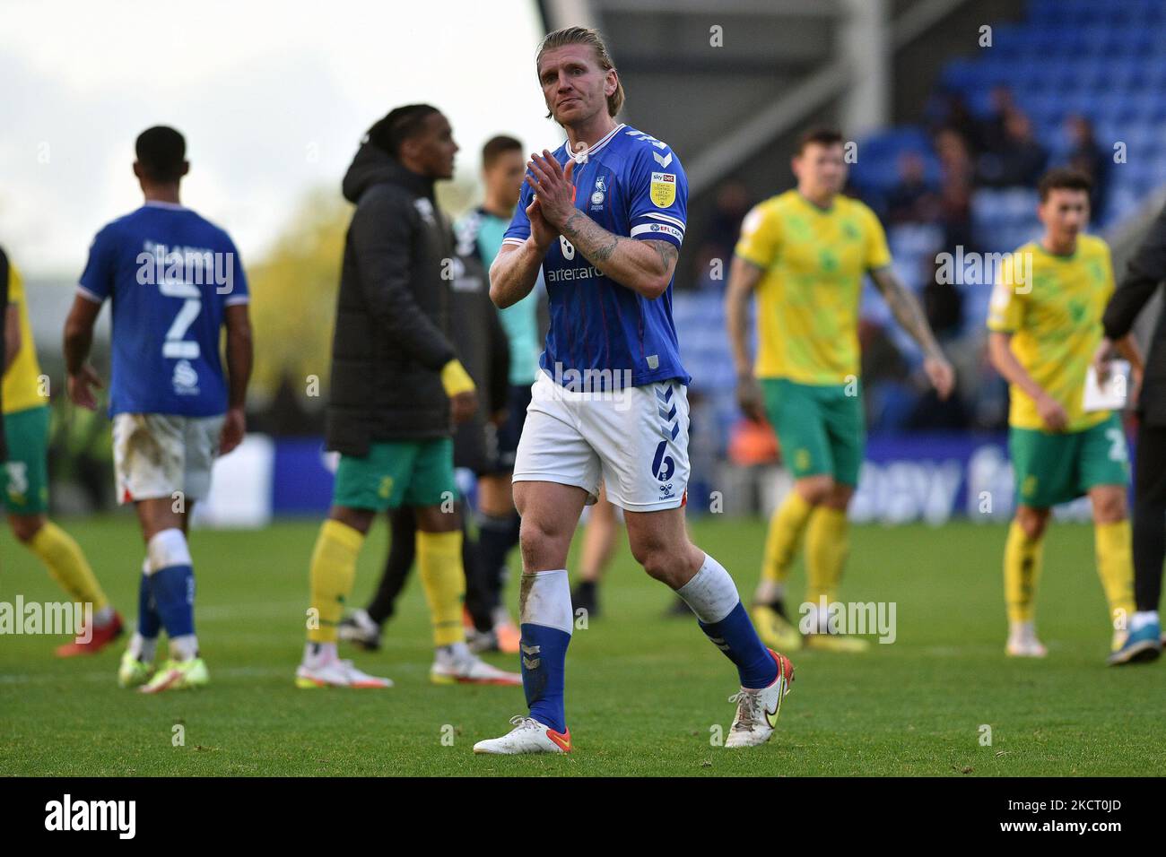 Carl Piergianni d'Oldham Athletic lors du match Sky Bet League 2 entre Oldham Athletic et Swindon Town à Boundary Park, Oldham, le samedi 30th octobre 2021. (Photo d'Eddie Garvey/MI News/NurPhoto) Banque D'Images