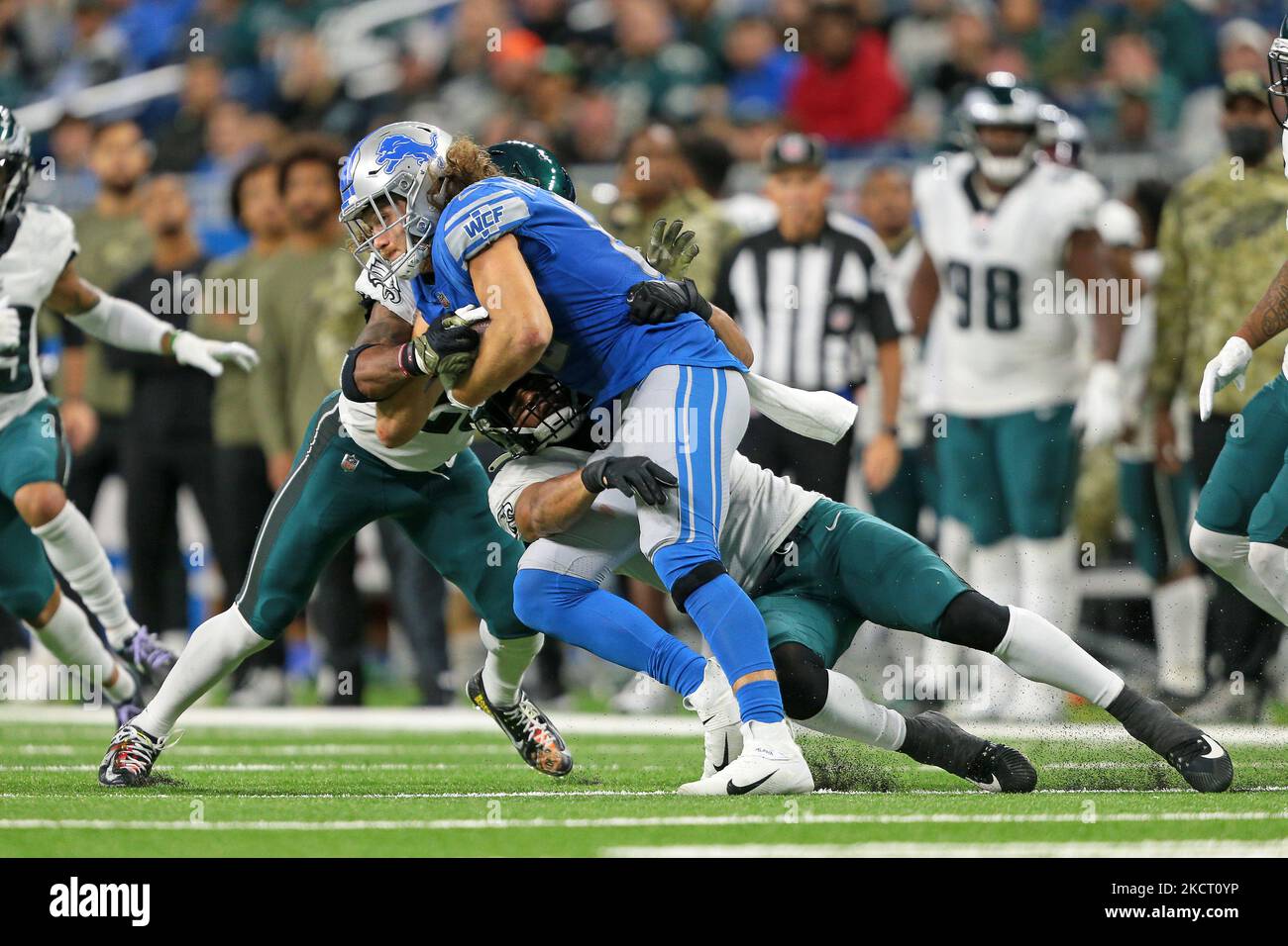 Detroit Lions Tight End T.J. Hockenson (88) est Tackle by Philadelphia Eagles safety Rodney McLeod (23) pendant la deuxième moitié d'un match de football de la NFL à Detroit, Michigan, États-Unis, le dimanche, 31 octobre 2021. (Photo de Jorge Lemus/NurPhoto) Banque D'Images