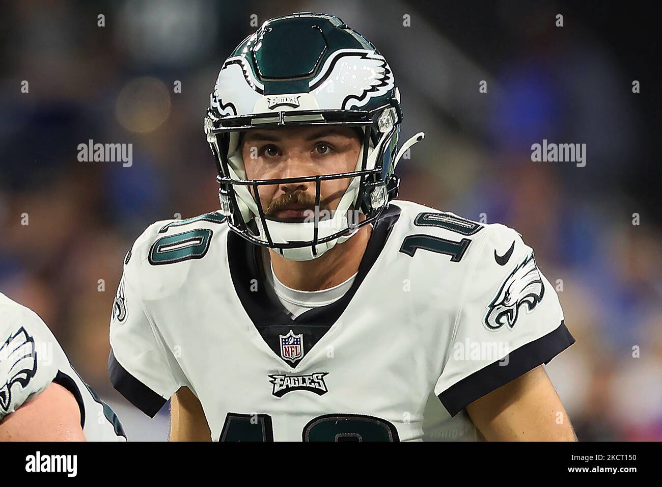 Philadelphia Eagles Quarterback Gardner Minshew (10) se prépare à recevoir le ballon à la ligne de scrimmage lors d'un match de football de la NFL entre les Lions de Detroit et les Eagles de Philadelphie à Detroit, Michigan, États-Unis, dimanche, 31 octobre 2021. (Photo par Amy Lemus/NurPhoto) Banque D'Images