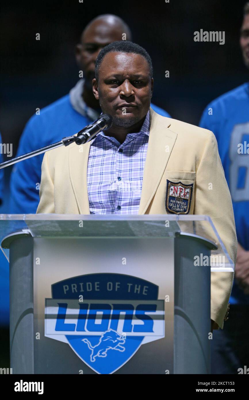 Barry Sanders, membre du Temple de la renommée des Lions de Detroit, parle lors de la célébration de la fierté des Lions pendant la mi-temps d'un match de football de la NFL entre les Eagles de Philadelphie et les Lions de Detroit à Detroit, Michigan, États-Unis, le dimanche, 31 octobre 2021. (Photo de Jorge Lemus/NurPhoto) Banque D'Images