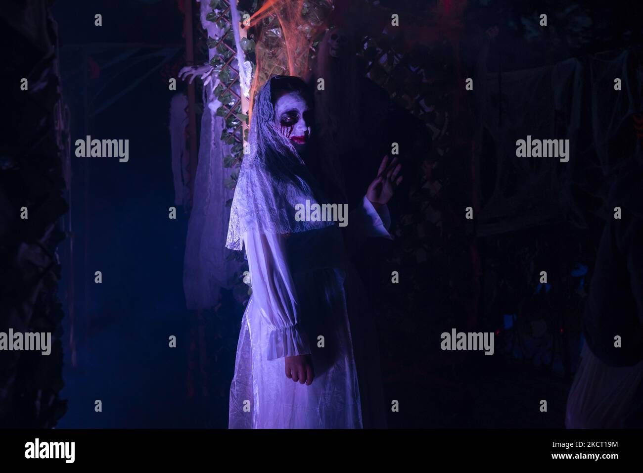 Une jeune femme caractérisée comme une mariée de cadavre pose devant une décoration terrifiante préparée pour Halloween à Santander (Espagne). SANTANDER 10-31-2021 (photo de Joaquin Gomez Sastre/NurPhoto) Banque D'Images