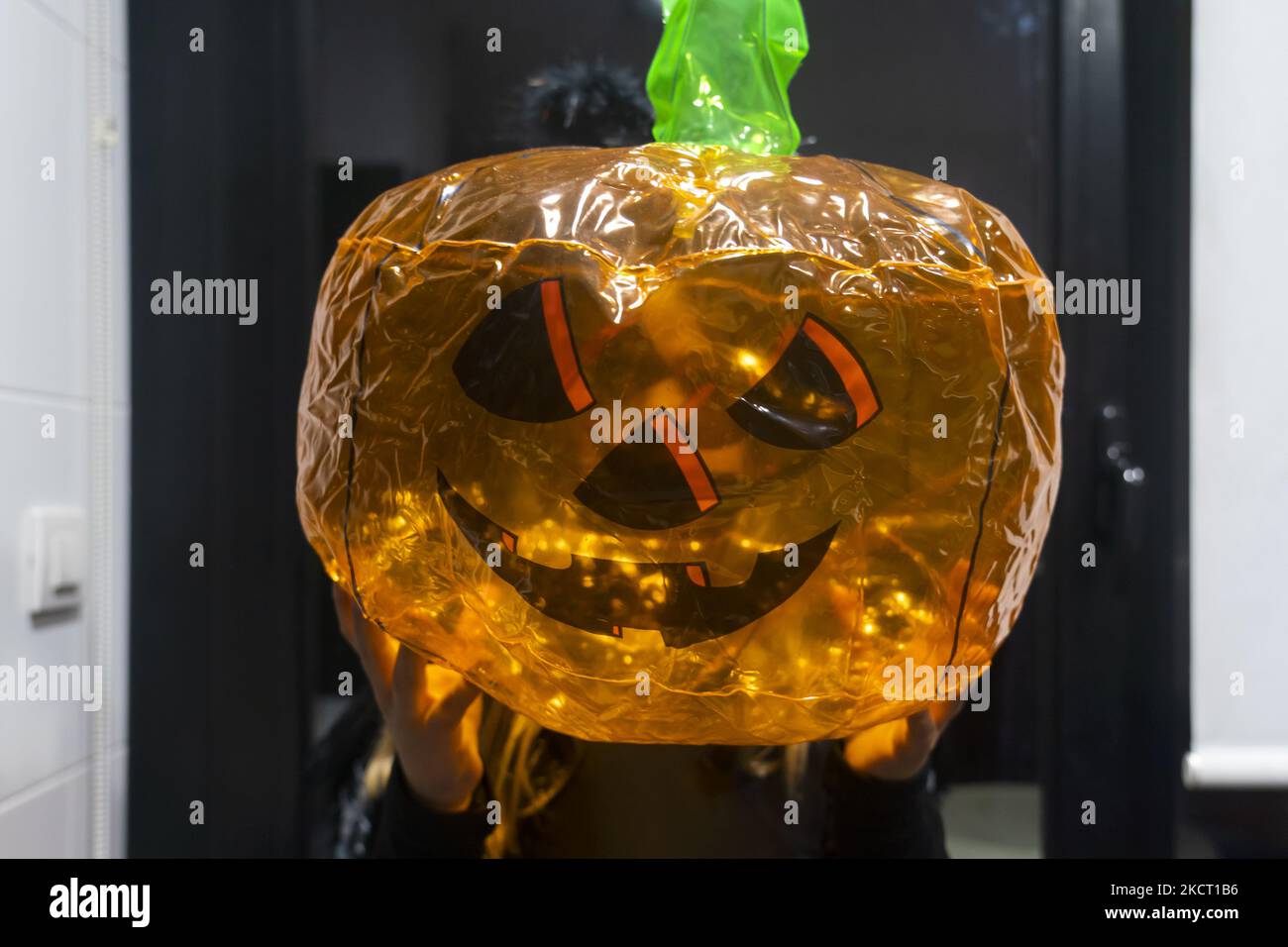 Une jeune femme tient un ballon en forme de citrouille d'Halloween à mettre dans sa décoration d'intérieur pour la célébration d'Halloween à Santander (Espagne). SANTANDER 10-31-2021 (photo de Joaquin Gomez Sastre/NurPhoto) Banque D'Images