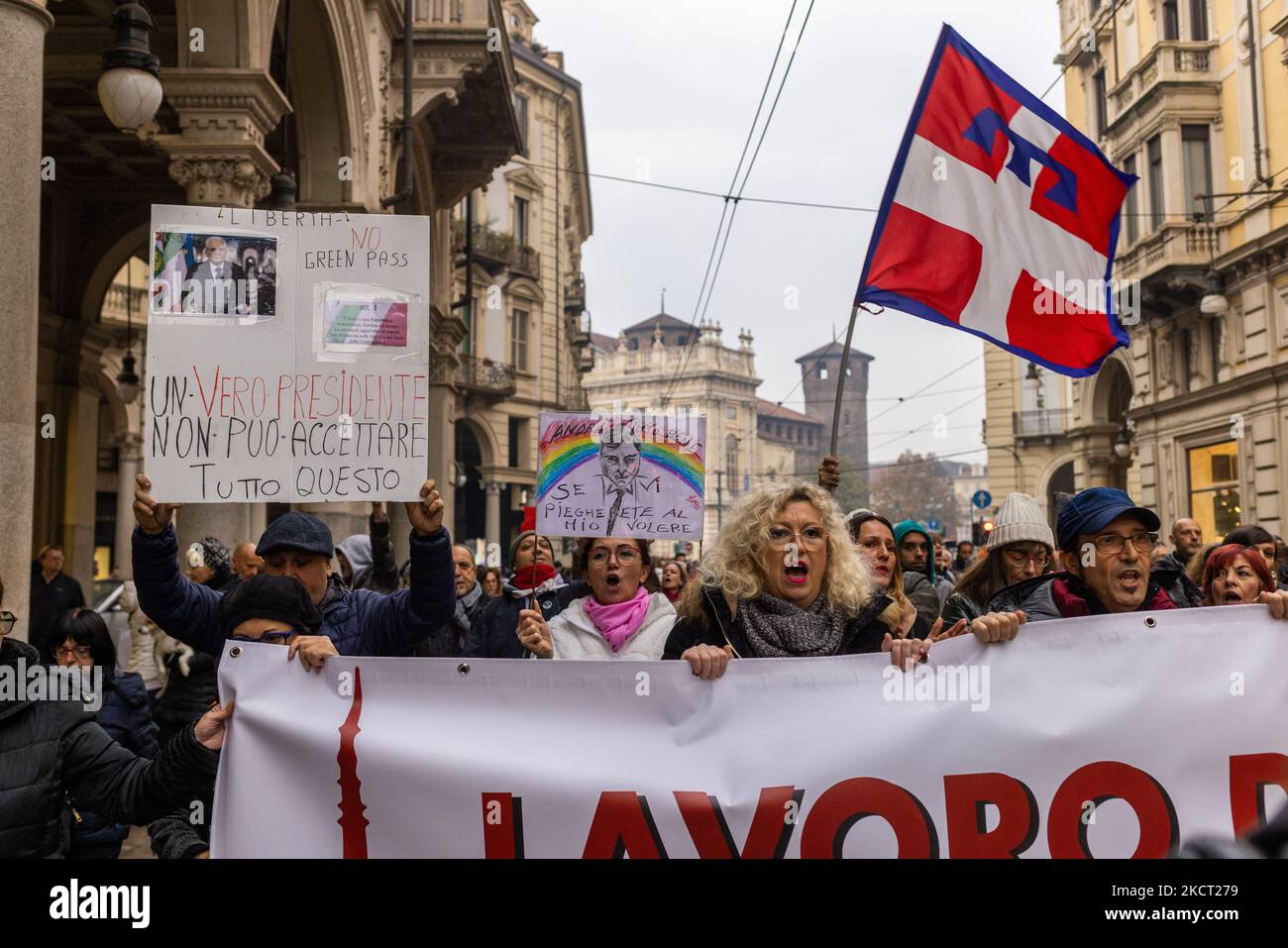 Les manifestants contre le green pass participent à une manifestation dans le centre-ville de Turin, en Italie, sur 30 octobre 2021. À partir de 15 octobre, tous les travailleurs en Italie doivent présenter le document de la passe verte, une preuve de vaccination ou un test négatif Covid-19 pour fonctionner. (Photo de Mauro Ujetto/NurPhoto) Banque D'Images