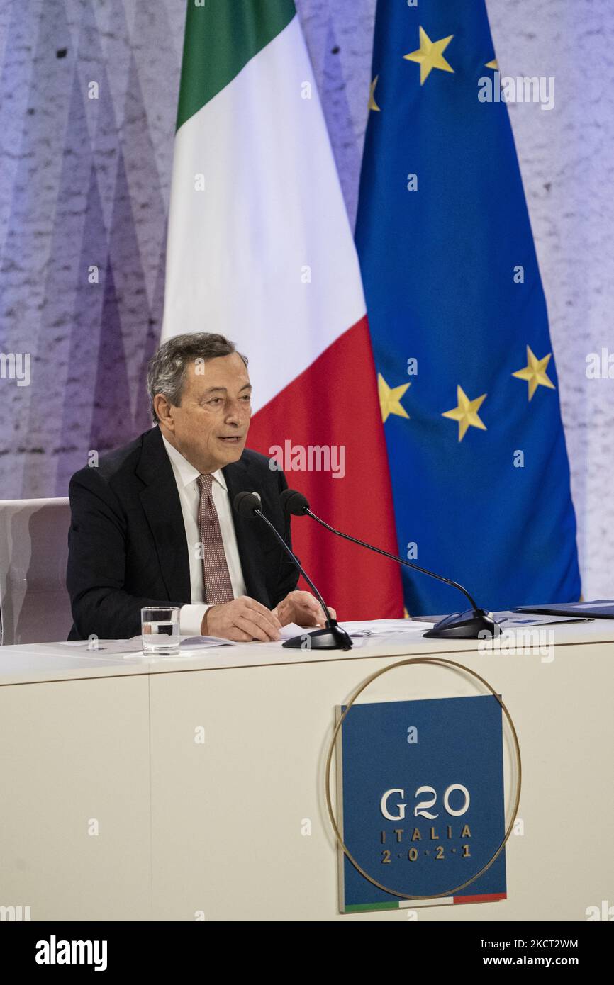Mario Draghi, Premier ministre italien, répond aux questions des journalistes après le Sommet des chefs d'État et de gouvernement de G20 à Rome, en Italie. (Photo de Celestino Arce/NurPhoto) Banque D'Images