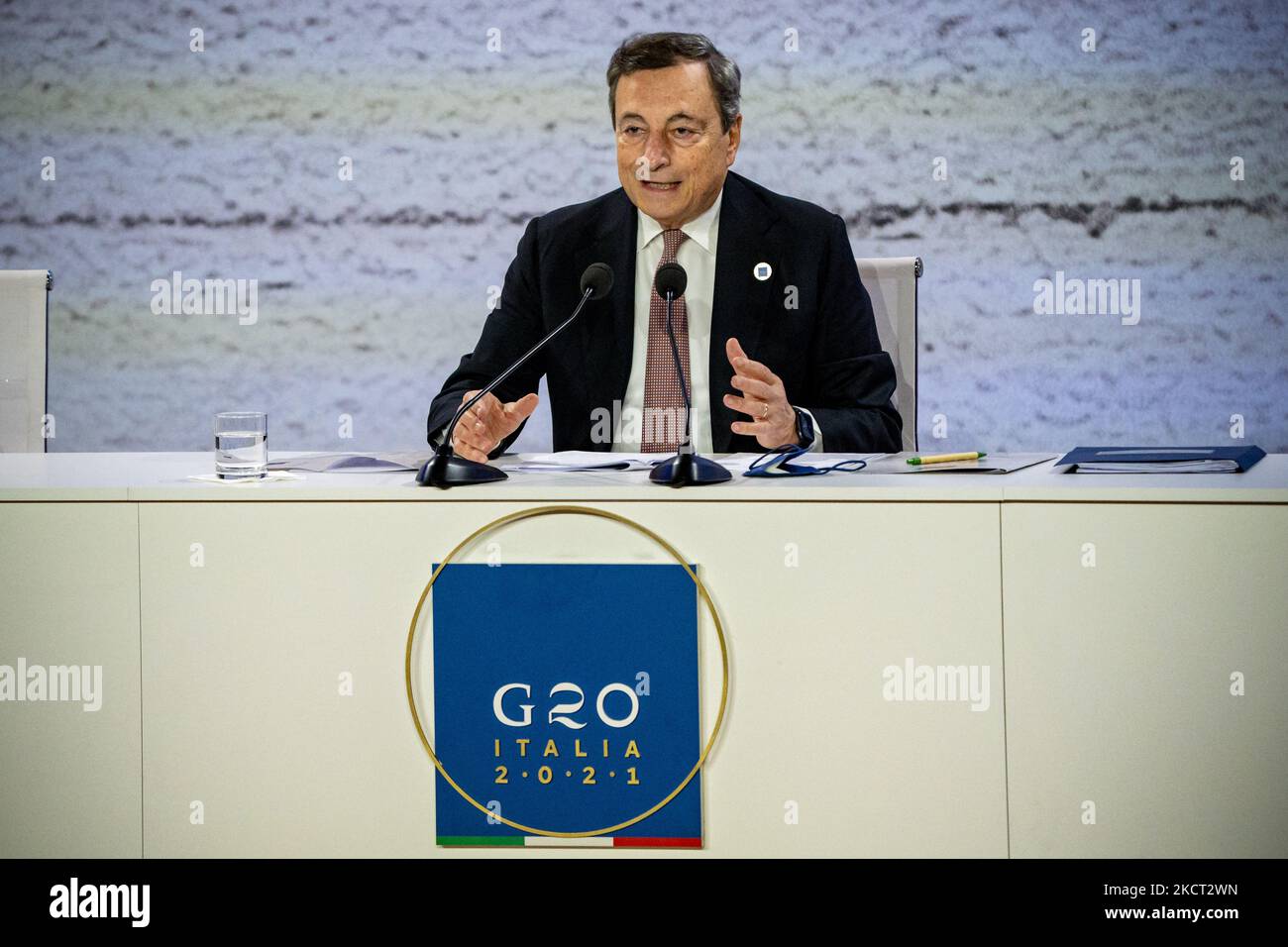 Mario Draghi, Premier ministre italien, explique les mesures adoptées après le Sommet des chefs d'État et de gouvernement de G20 à Rome, en Italie. (Photo de Celestino Arce/NurPhoto) Banque D'Images