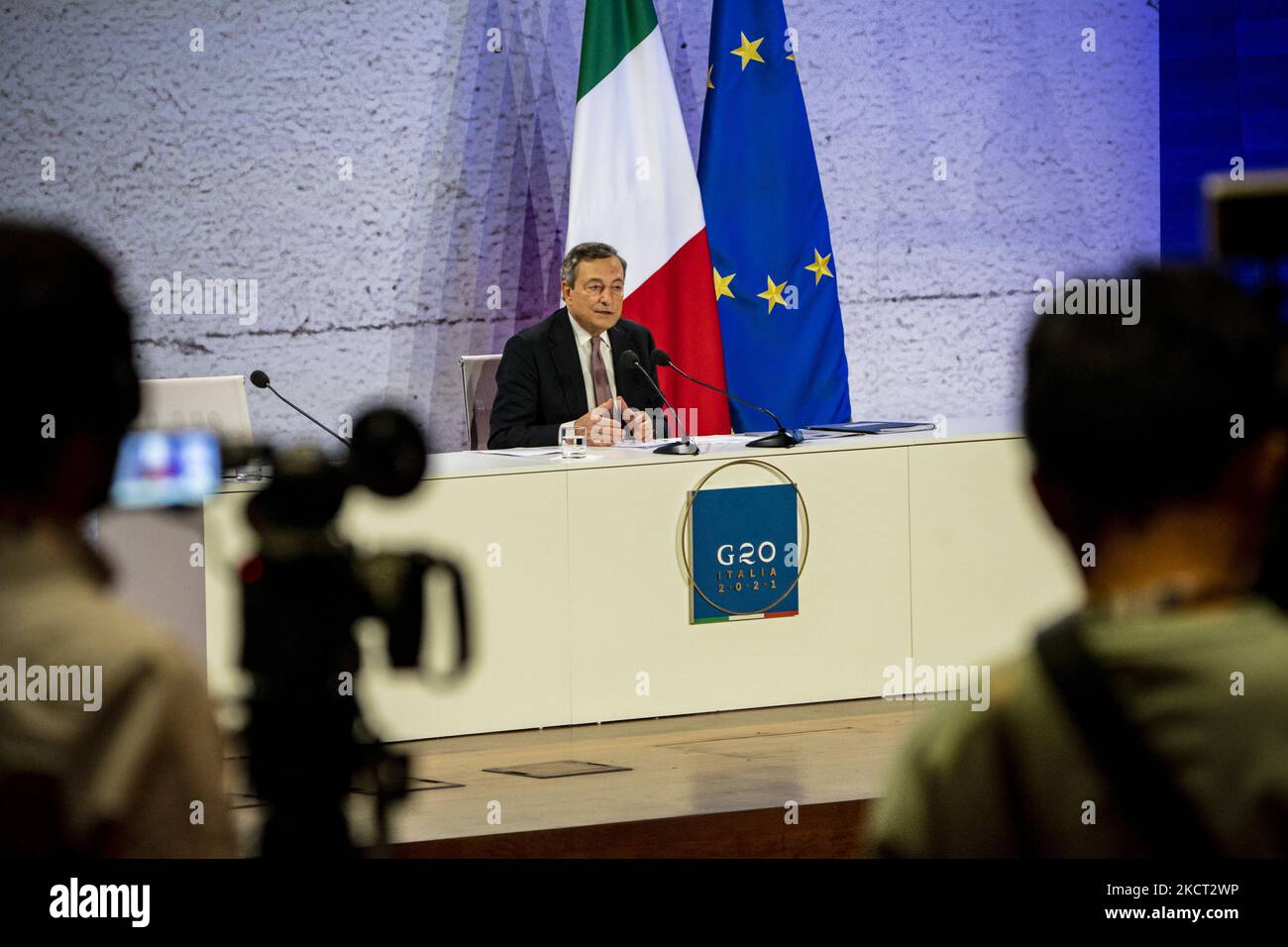 Mario Draghi, Premier ministre italien, lors d'un exposé de presse après le Sommet des chefs d'État et de gouvernement de G20 à Rome, en Italie. (Photo de Celestino Arce/NurPhoto) Banque D'Images