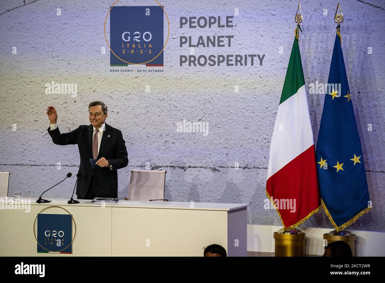 Mario Draghi, Premier ministre italien, salue lors d'une conférence de presse après le Sommet de G20 à Rome, en Italie. (Photo de Celestino Arce/NurPhoto) Banque D'Images