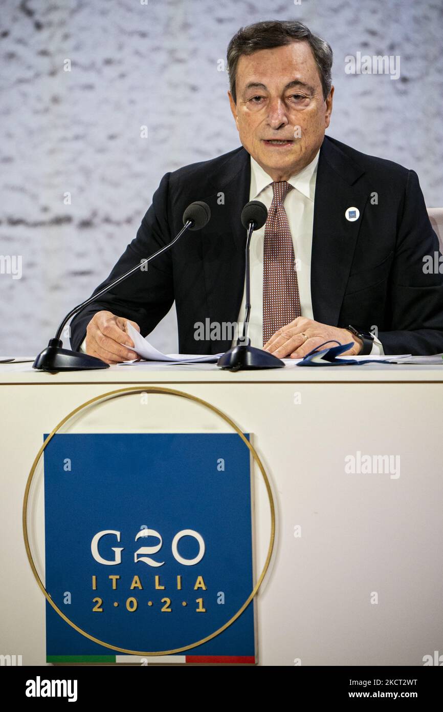 Mario Draghi, Premier ministre italien, parle à la presse lors d'une conférence après le Sommet des chefs d'État et de gouvernement de G20 à Rome, en Italie. (Photo de Celestino Arce/NurPhoto) Banque D'Images