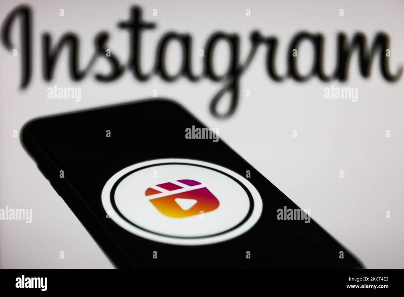 Le logo Instagram Reels affiché sur l'écran d'un téléphone et le logo Instagram affiché sur un écran en arrière-plan sont illustrés sur cette photo prise à Cracovie, en Pologne, sur 2 novembre 2021. (Photo de Jakub Porzycki/NurPhoto) Banque D'Images