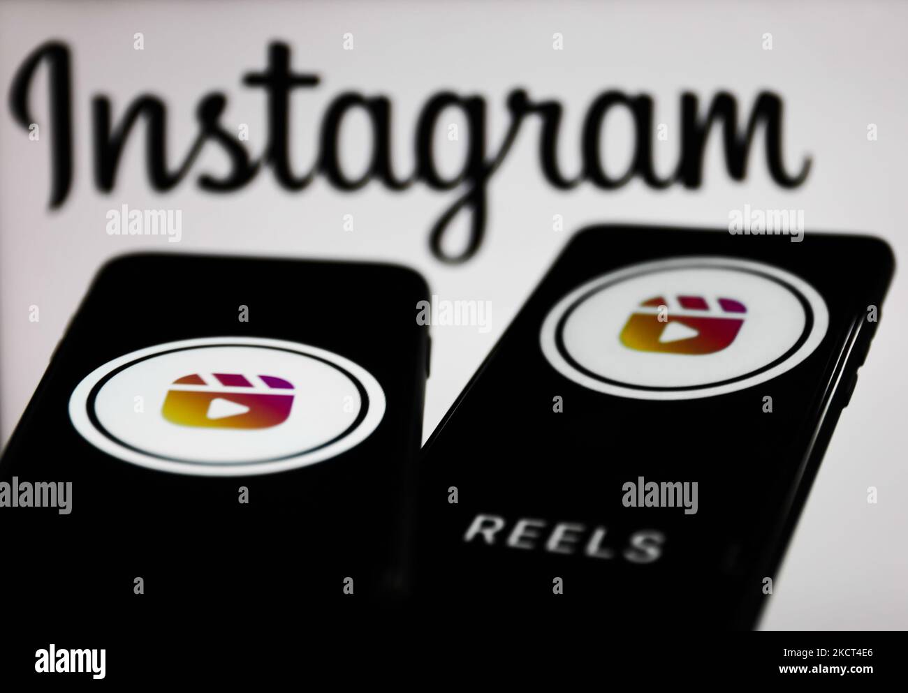 Les logos Instagram Reels affichés sur les écrans d'un téléphone et le logo Instagram affiché sur un écran en arrière-plan sont visibles dans cette photo d'illustration prise à Cracovie, en Pologne, sur 2 novembre 2021. (Photo de Jakub Porzycki/NurPhoto) Banque D'Images