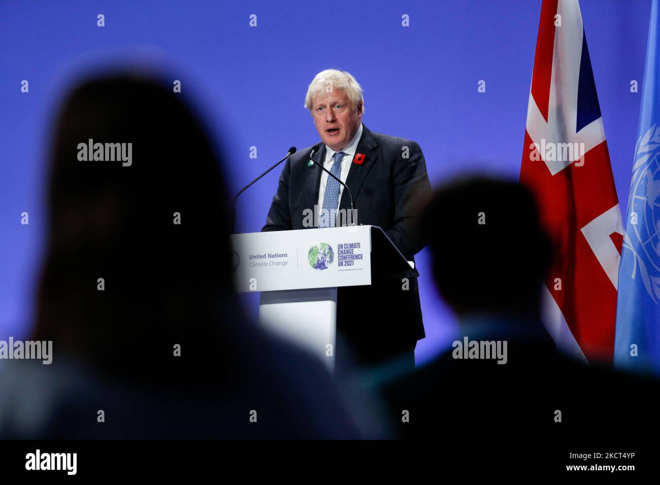 Le Premier ministre britannique Boris Johnson s'adresse aux médias lors d'une conférence de presse après le sommet de haut niveau qui s'est terminé lors de la Conférence des Nations Unies sur les changements climatiques de COP26, organisée par la CCNUCC à l'intérieur du site COP26 - Scottish Event Campus à Glasgow, en Écosse, sur 2 novembre 2021. Les chefs d'État sont arrivés pour un sommet de deux jours à Glasgow. COP26, de 31 octobre à 12 novembre à Glasgow, sera la conférence climatique la plus importante depuis le sommet de Paris en 2015, car les nations devraient fixer de nouveaux objectifs d'émissions de gaz à effet de serre afin de ralentir le réchauffement climatique et de raffermir d'autres co-organismes clés Banque D'Images