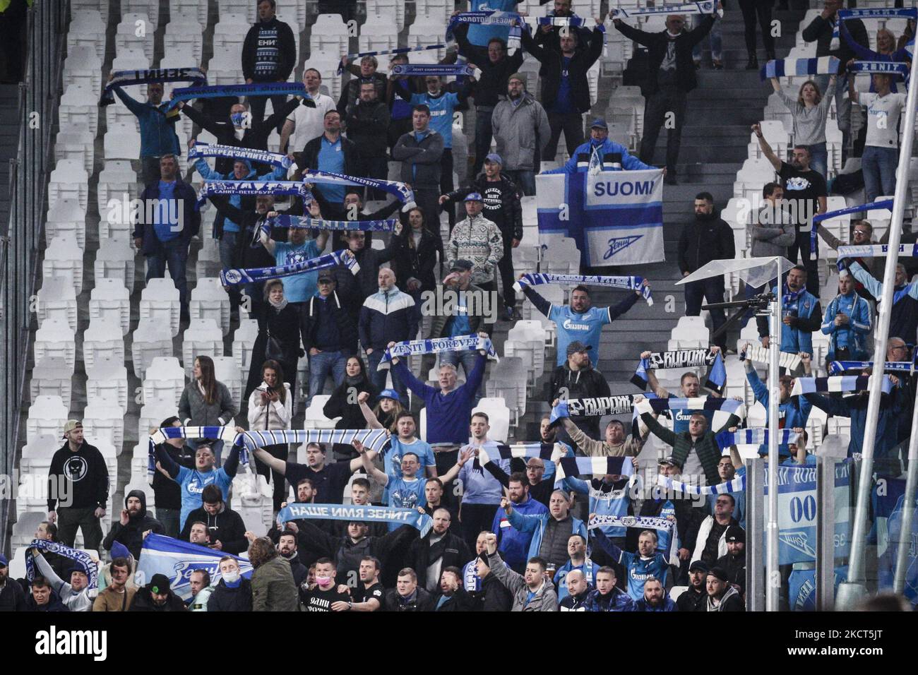 Les supporters de Zenit applaudissent lors du match de football de groupe de la Ligue des champions de l'UEFA n.4 JUVENTUS - ZENIT on 02 novembre 2021 au stade Allianz de Turin, Piémont, Italie. (Photo de Matteo Bottanelli/NurPhoto) Banque D'Images