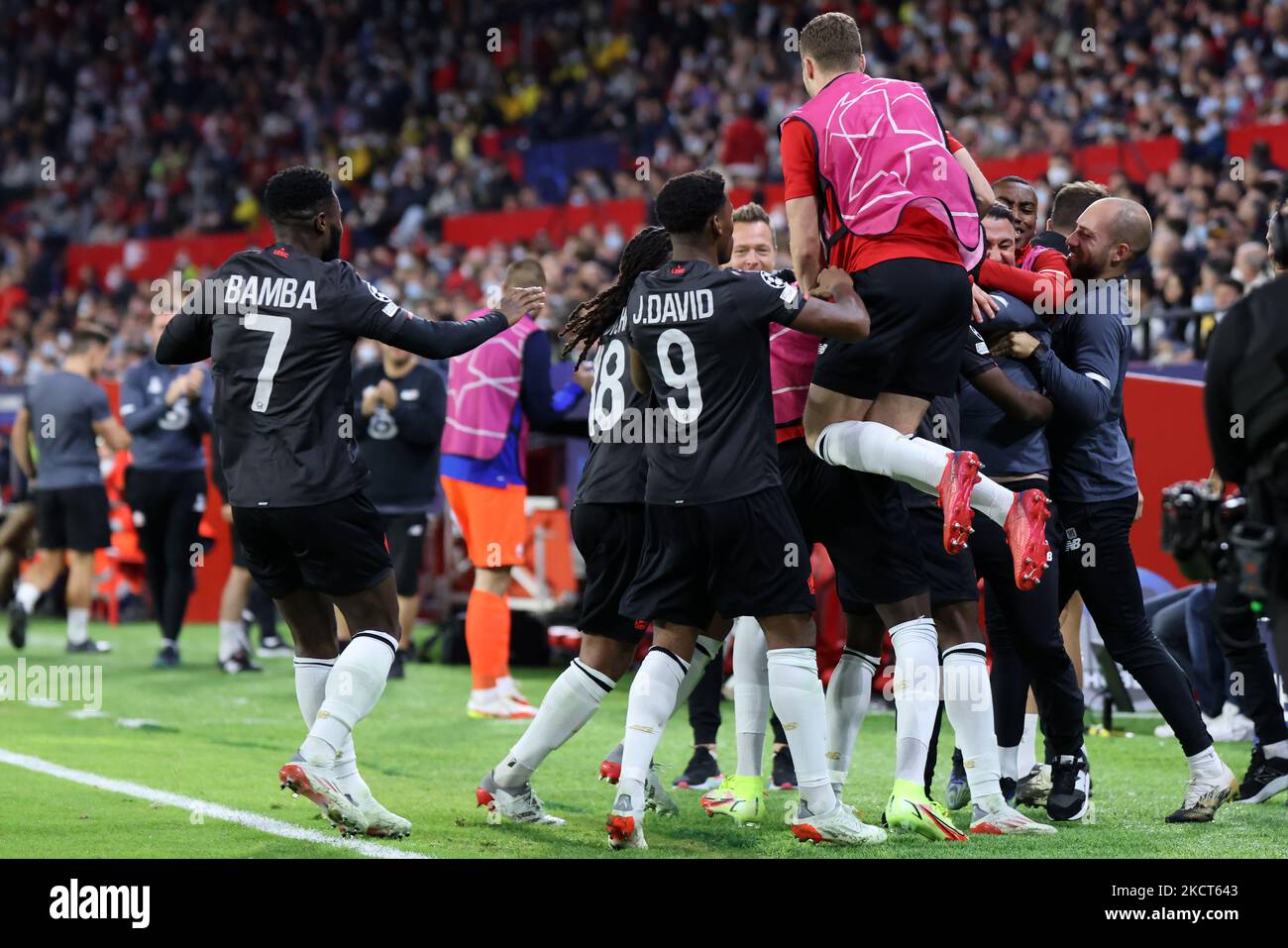 Les joueurs du LOSC Lille Métropole célèbrent un but lors du match du groupe G de la Ligue des champions de l'UEFA entre le FC Séville et le LOSC Lille Mtropole à Ramon Sanchez Pizjuan sur 02 novembre 2021 à Séville, en Espagne. (Photo de Jose Luis Contreras/DAX Images/NurPhoto) Banque D'Images