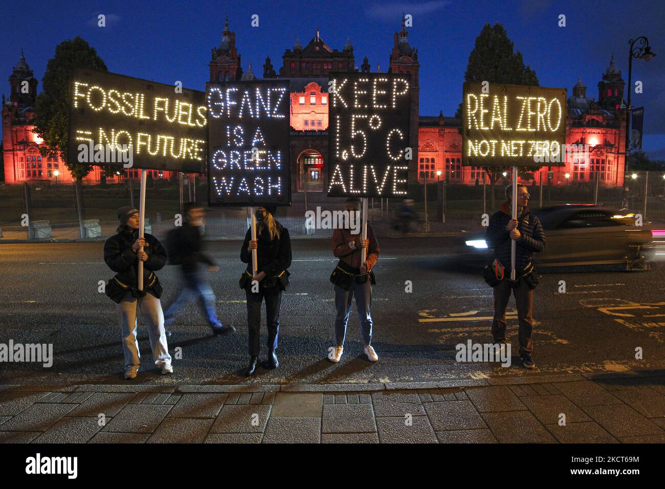 Les militants du climat de Glasgow actions manifestent contre les institutions financières qui financent les combustibles fossiles tandis que les institutions financières se réunissent pour une réception à la galerie d'art et au musée Kelvingrove le quatrième jour de la Conférence des Nations Unies sur les changements climatiques de 03 novembre 2021 de 26 à Glasgow, en Écosse. (Photo par Ewan Bootman/NurPhoto) Banque D'Images