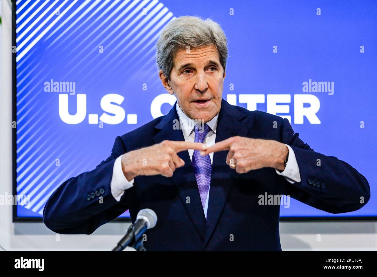 John Kerry, envoyé spécial des États-Unis pour le climat, s'exprime au Pavillon du Centre des États-Unis au cours du quatrième jour de la Conférence des Nations Unies sur les changements climatiques de COP26, organisée par la CCNUCC à l'intérieur du lieu de COP26 - Campus écossais de l'événement à Glasgow, en Écosse, sur 3 novembre 2021. COP26, de 31 octobre à 12 novembre à Glasgow, sera la conférence climatique la plus importante depuis le sommet de Paris en 2015, car les nations devraient fixer de nouveaux objectifs d'émissions de gaz à effet de serre afin de ralentir le réchauffement climatique et de raffermir d'autres engagements clés. (Photo par Dominika Zarzycka/NurPhoto) Banque D'Images