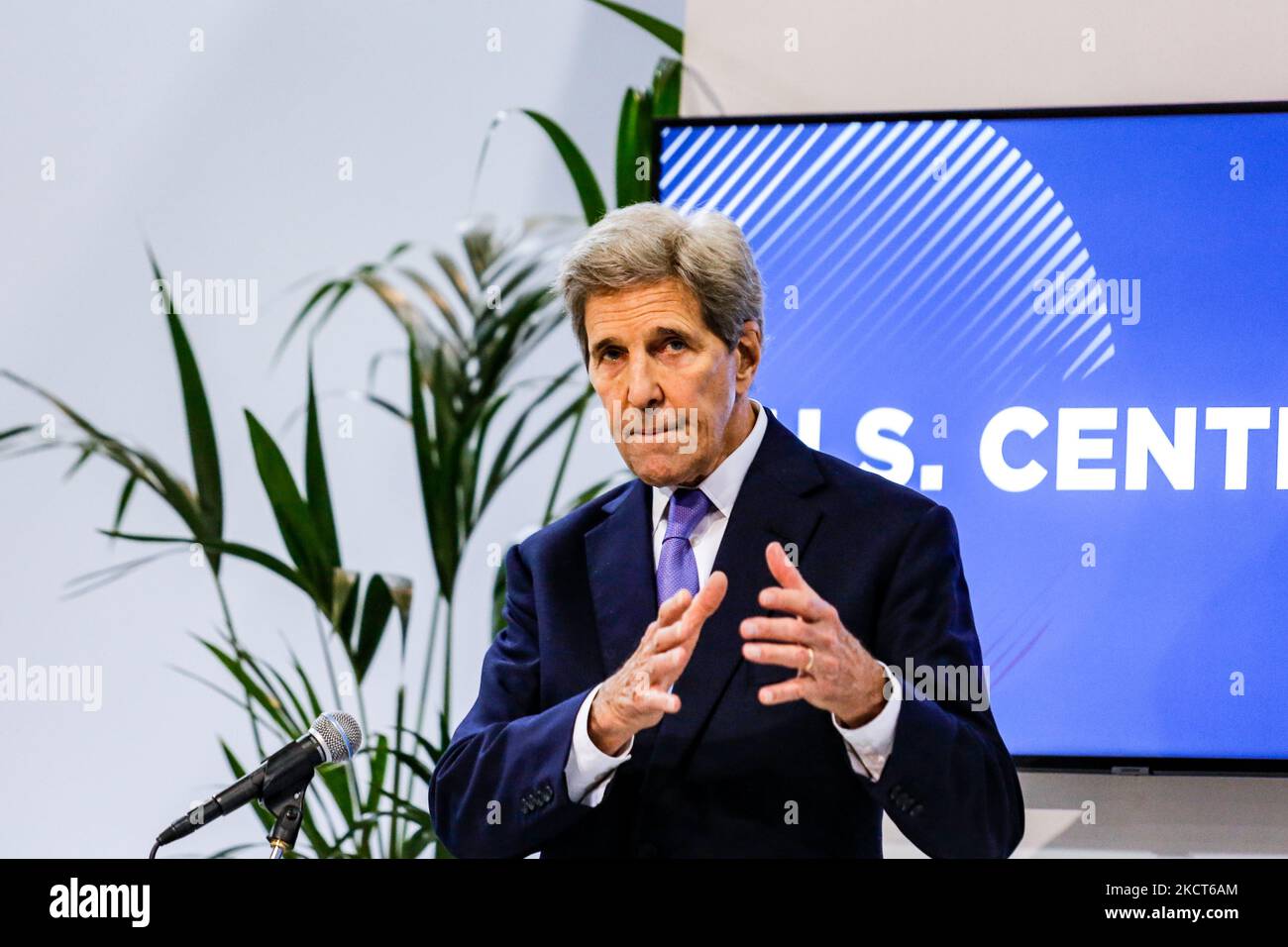 John Kerry, envoyé spécial des États-Unis pour le climat, s'exprime au Pavillon du Centre des États-Unis au cours du quatrième jour de la Conférence des Nations Unies sur les changements climatiques de COP26, organisée par la CCNUCC à l'intérieur du lieu de COP26 - Campus écossais de l'événement à Glasgow, en Écosse, sur 3 novembre 2021. COP26, de 31 octobre à 12 novembre à Glasgow, sera la conférence climatique la plus importante depuis le sommet de Paris en 2015, car les nations devraient fixer de nouveaux objectifs d'émissions de gaz à effet de serre afin de ralentir le réchauffement climatique et de raffermir d'autres engagements clés. (Photo par Dominika Zarzycka/NurPhoto) Banque D'Images