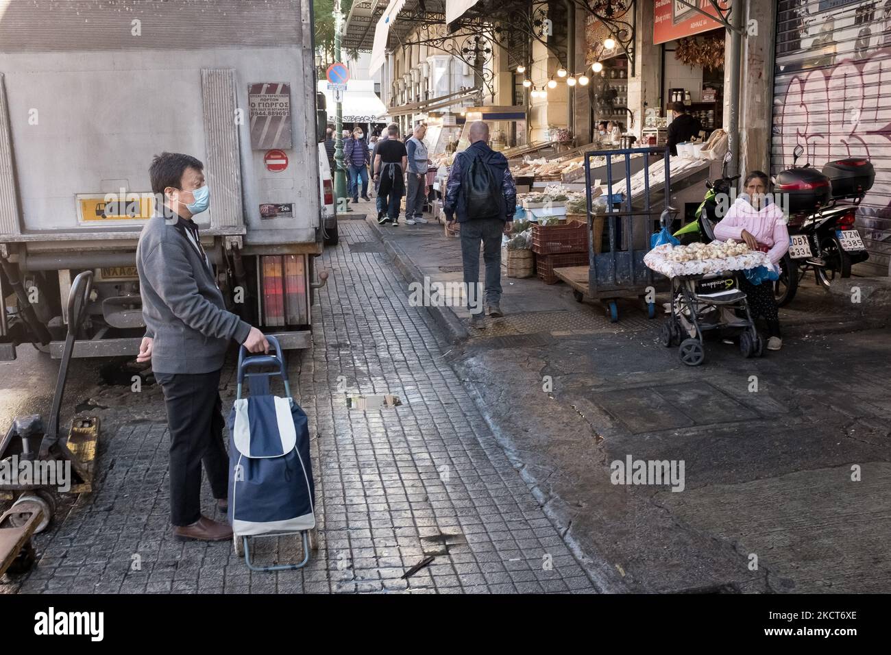 Une vue générale d'une rue dans le centre d'Athènes, Grèce sur 3 novembre 2021. Un nouveau paquet de mesures qui ne concerne que les non vaccinés cette fois-ci et sera mis en œuvre à partir de samedi prochain (6 novembre 2021). Les non vaccinés devraient faire 2 tests rapides par semaine et les contrôles sont intensifiés et deviendront plus stricts avec l'affichage des certificats pertinents à l'intérieur, à l'exception des supermarchés, des églises et des pharmacies. (Photo de Nikolas Kokovovlis/NurPhoto) Banque D'Images