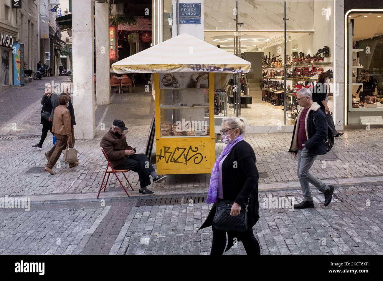Une vue générale d'une rue dans le centre d'Athènes, Grèce sur 3 novembre 2021. Un nouveau paquet de mesures qui ne concerne que les non vaccinés cette fois-ci et sera mis en œuvre à partir de samedi prochain (6 novembre 2021). Les non vaccinés devraient faire 2 tests rapides par semaine et les contrôles sont intensifiés et deviendront plus stricts avec l'affichage des certificats pertinents à l'intérieur, à l'exception des supermarchés, des églises et des pharmacies. (Photo de Nikolas Kokovovlis/NurPhoto) Banque D'Images