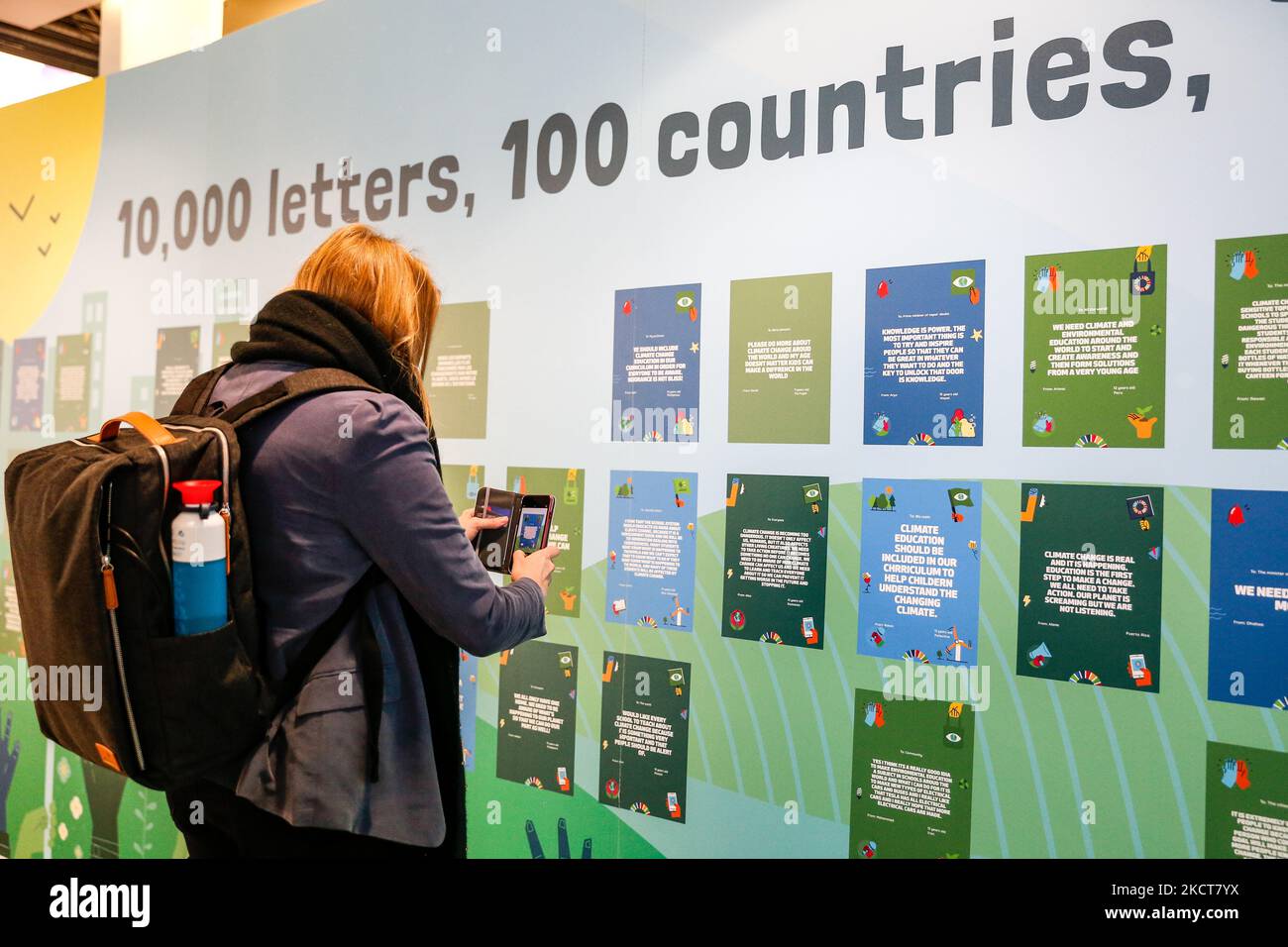 Un participant lit des lettres d'actisists au cours de la cinquième journée de la Conférence des Nations Unies sur les changements climatiques de COP26, tenue par la CCNUCC à l'intérieur du lieu COP26 - Campus écossais d'événements à Glasgow, en Écosse, sur 4 novembre 2021. COP26, de 31 octobre à 12 novembre à Glasgow, sera la conférence climatique la plus importante depuis le sommet de Paris en 2015, car les nations devraient fixer de nouveaux objectifs d'émissions de gaz à effet de serre afin de ralentir le réchauffement climatique et de raffermir d'autres engagements clés. (Photo par Dominika Zarzycka/NurPhoto) Banque D'Images