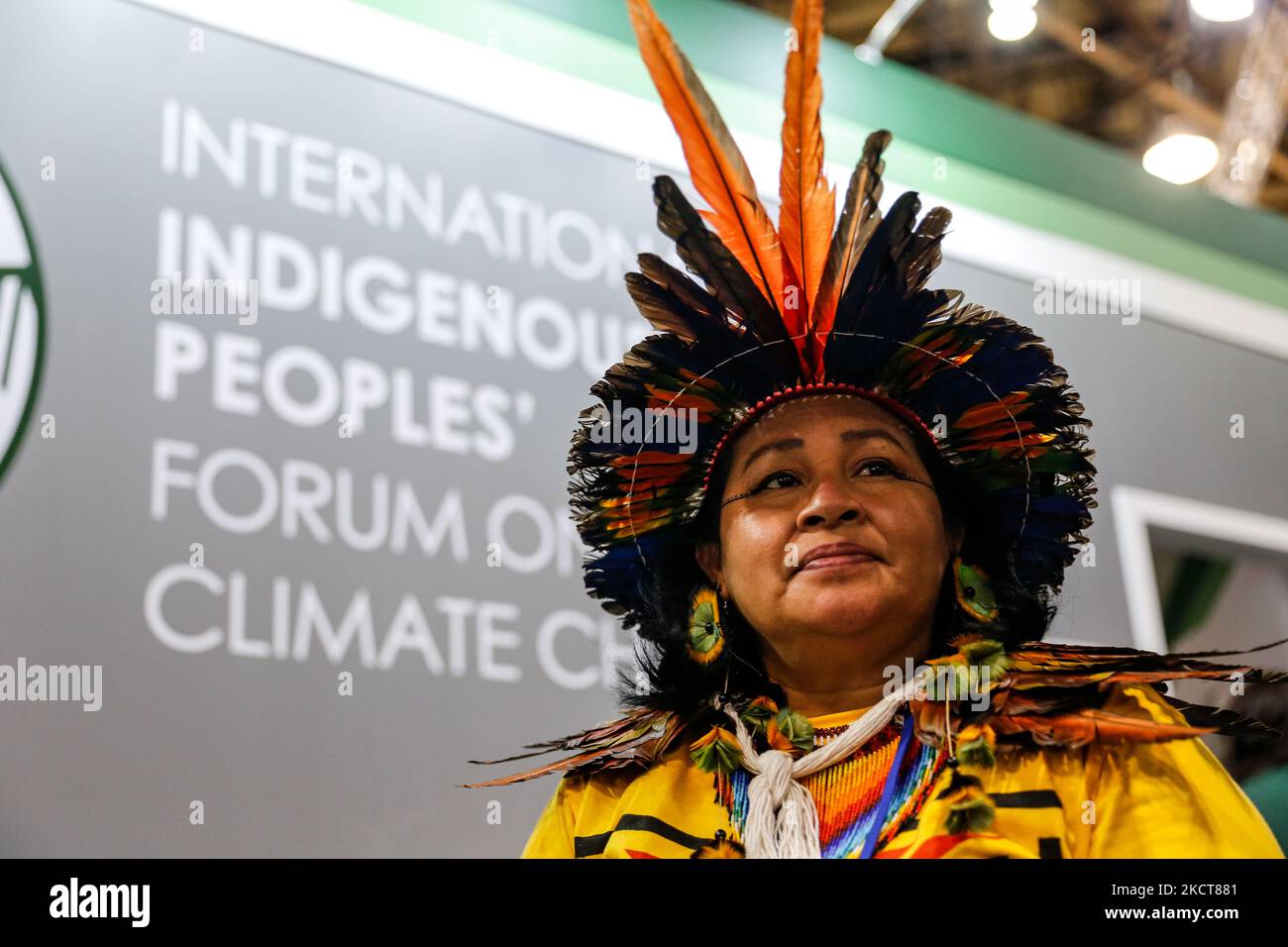 Observateur autochtone du Brésil au cours de la cinquième journée de la Conférence des Nations Unies sur les changements climatiques de COP26, tenue par la CCNUCC à l'intérieur du lieu COP26 - Campus écossais de l'événement à Glasgow, en Écosse, sur 4 novembre 2021. COP26, de 31 octobre à 12 novembre à Glasgow, sera la conférence climatique la plus importante depuis le sommet de Paris en 2015, car les nations devraient fixer de nouveaux objectifs d'émissions de gaz à effet de serre afin de ralentir le réchauffement climatique et de raffermir d'autres engagements clés. (Photo par Dominika Zarzycka/NurPhoto) Banque D'Images