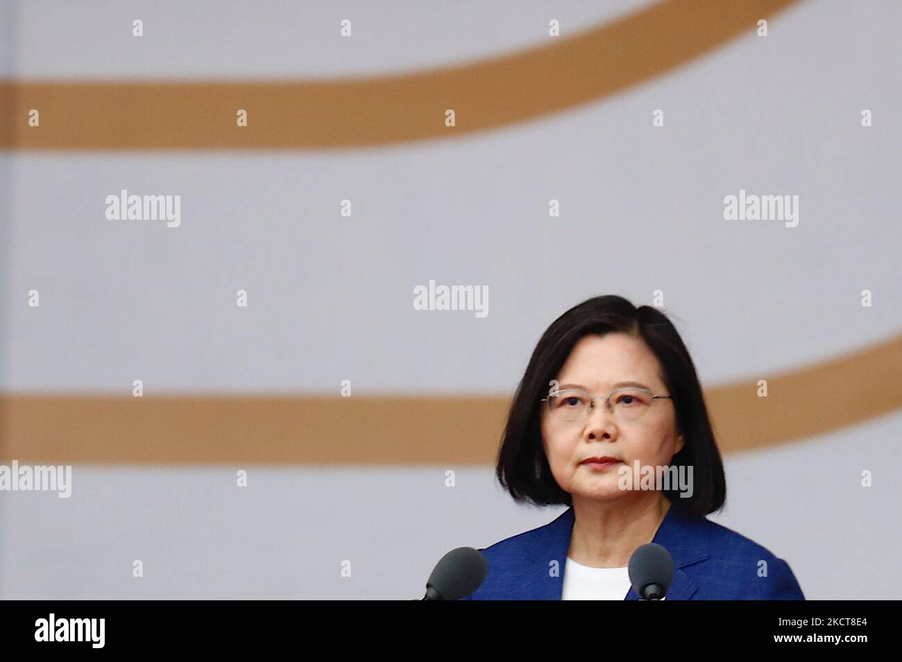 Le président taïwanais Tsai Ing-wen prononce un discours lors d'une célébration d'une journée nationale, à la suite des menaces du président chinois Xi Jinpingâ€™visant Ã unifier lâ€™île autonome, Ã Taipei, Taiwan, le 10 octobre 2021. L'île autonome a construit de meilleures relations avec les États-Unis, le Royaume-Uni, l'Australie, l'Inde et d'autres pays européens, dont la France, la Lituanie, la République tchèque, la Pologne, l'Allemagne, La Pologne et la Slovaquie, qui sont confrontées à des menaces croissantes de la part de la Chine. (Photo de CEng Shou Yi/NurPhoto) Banque D'Images