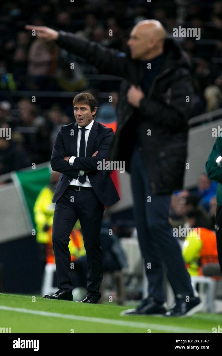 Antonio Conte de Tottenham gestes lors du match de l'UEFA Europa League entre Tottenham Hotspur et SBV vitesse à White Hart Lane, Londres, le jeudi 4th novembre 2021. (Photo de Federico Maranesi/MI News/NurPhoto) Banque D'Images