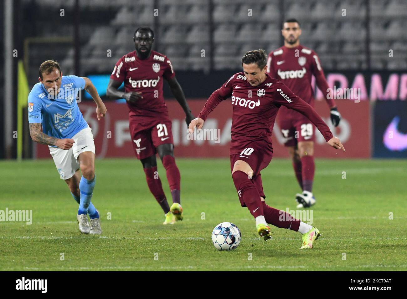 Pendant le match de la Ligue roumaine 1 entre CFR Cluj et FC Voluntari, à Cluj-Napoca, Roumanie, on 4 novembre 2021. (Photo de Flaviu Buboi/NurPhoto) Banque D'Images