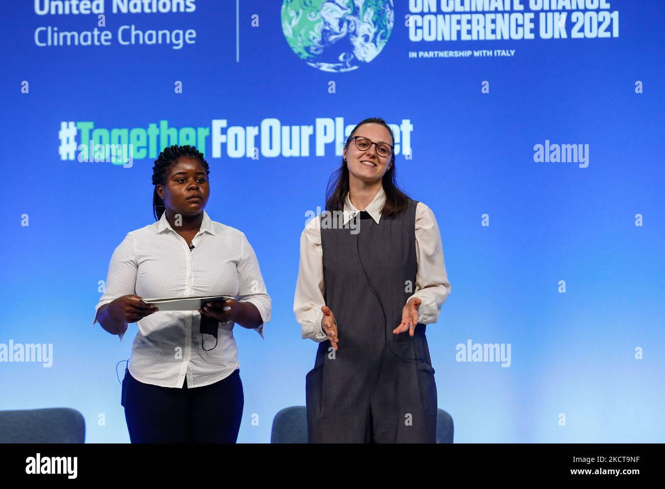 Les jeunes aduls et les jeunes présentent leurs exigences climatiques lors de la session de la voix mondiale des jeunes durant le sixième jour de la Conférence des Nations Unies sur les changements climatiques de COP26, tenue par la CCNUCC à l'intérieur du lieu COP26 - Campus écossais d'événements à Glasgow, en Écosse, sur 5 novembre 2021. COP26, de 31 octobre à 12 novembre à Glasgow, sera la conférence climatique la plus importante depuis le sommet de Paris en 2015, car les nations devraient fixer de nouveaux objectifs d'émissions de gaz à effet de serre afin de ralentir le réchauffement climatique et de raffermir d'autres engagements clés. (Photo par Dominika Zarzycka/NurPhoto) Banque D'Images