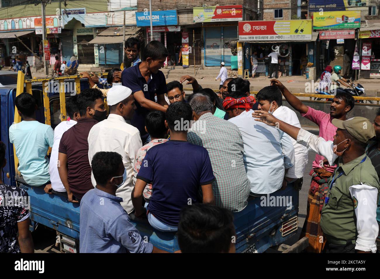 Les gens arrivent sur une camionnette pour rejoindre leur destination près d'un terminal d'autobus à Dhaka, au Bangladesh, sur 05 novembre 2021, alors que les travailleurs du transport et les propriétaires ont fait une grève des chats sauvages pour protester contre l'augmentation du prix du diesel. (Photo de Syed Mahamudur Rahman/NurPhoto) Banque D'Images