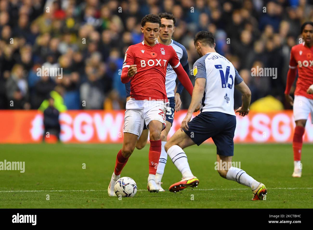 Brennan Johnson de Nottingham Forest concurrence pour le ballon avec Andrew Hughes de Preston North End lors du match de championnat Sky Bet entre Nottingham Forest et Preston North End au City Ground, Nottingham, le samedi 6th novembre 2021. (Photo de Jon Hobley/MI News/NurPhoto) Banque D'Images