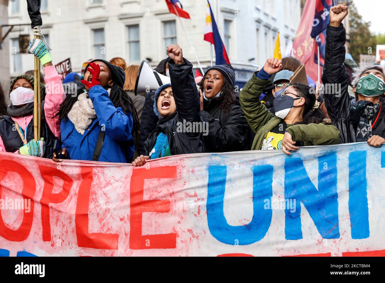 Les manifestants pour l'environnement du « vendredi pour l'avenir » tiennent des plakards et des drapeaux pendant une marche appelant les politiciens à prendre des mesures sur la crise climatique au cours du septième jour de la Conférence des Nations Unies sur les changements climatiques de COP26, tenue par la CCNUCC à l'intérieur du site COP26 - Campus écossais d'événements à Glasgow, Écosse sur 6 novembre, 2021. COP26, de 31 octobre à 12 novembre à Glasgow, est la plus importante conférence sur le climat depuis Paris 2015. 250 mille personnes se sont rassemblées dans les rues de Glasgow pour montrer leur unité environnementale. (Photo par Dominika Zarzycka/NurPhoto) Banque D'Images